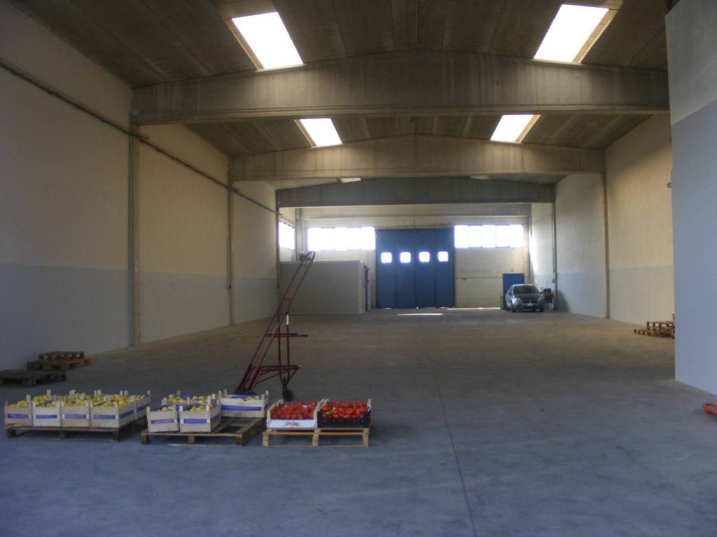 locale commerciale in vendita a Lecce in zona Partigiani