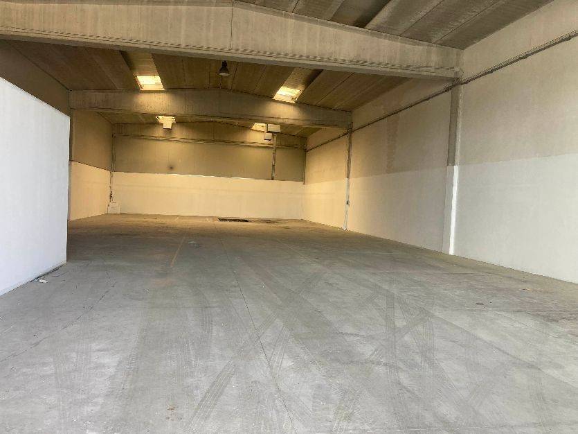 locale commerciale in vendita a Lecce in zona Partigiani