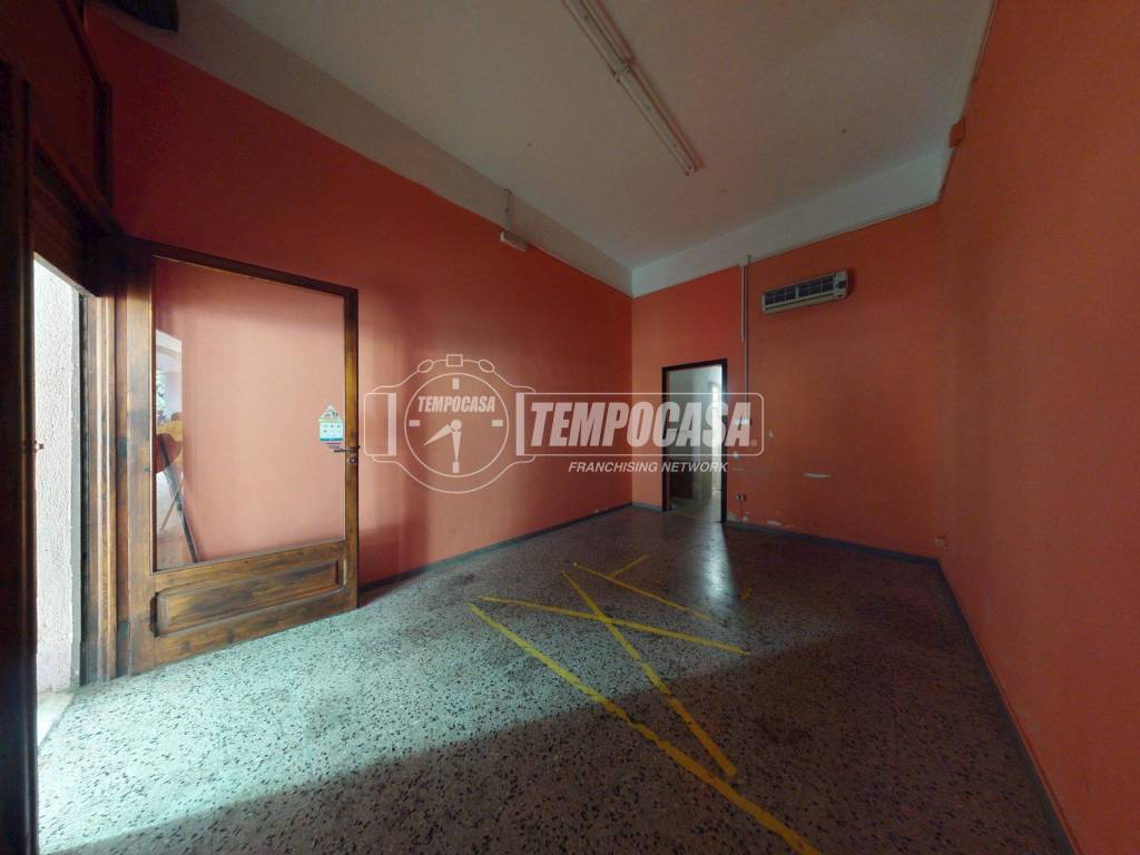 negozio in vendita a Lecce in zona Santa Rosa