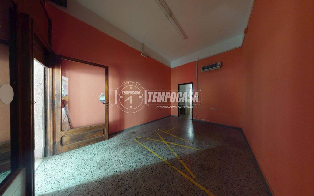 negozio in vendita a Lecce in zona Santa Rosa