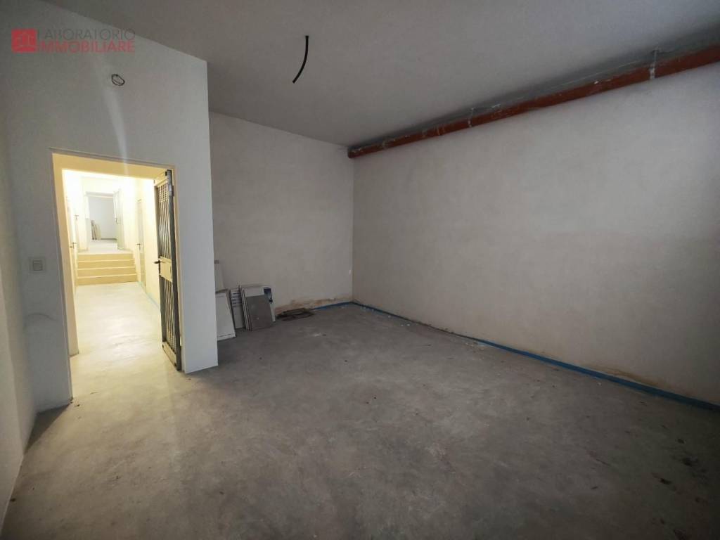 locale commerciale in vendita a Lecce in zona Leuca