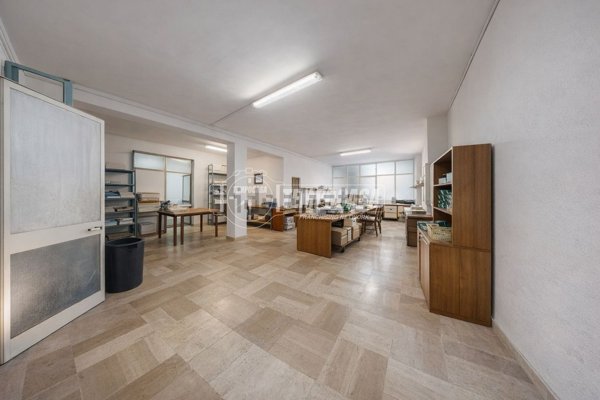 locale commerciale in vendita a Lecce in zona Rudiae