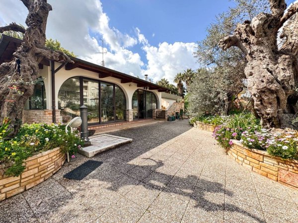 casa indipendente in vendita a Lecce in zona Santa Rosa