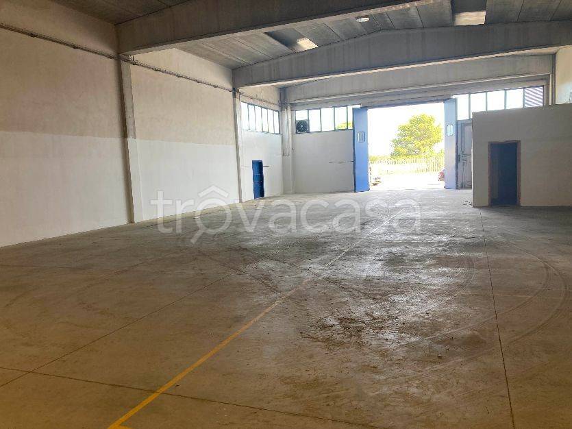 locale commerciale in vendita a Lecce in zona Partigiani