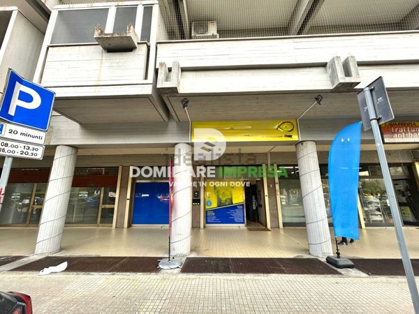 locale commerciale in vendita a Lecce in zona Partigiani