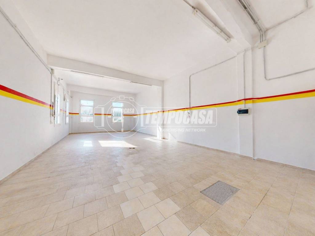 locale commerciale in vendita a Lecce in zona Rudiae