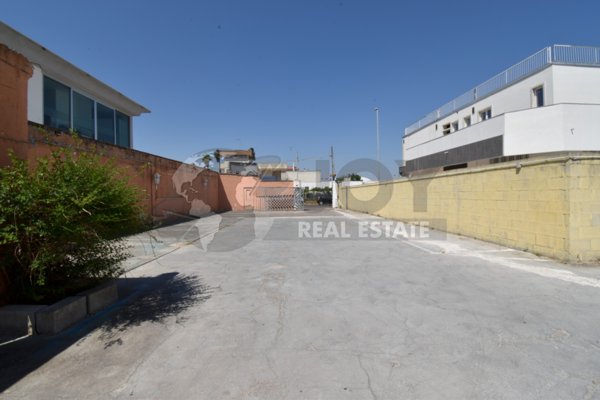 locale commerciale in vendita a Lecce