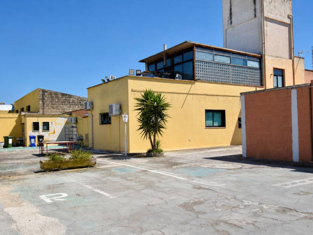locale commerciale in vendita a Lecce in zona Partigiani