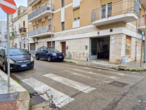 locale commerciale in vendita a Lecce in zona Leuca