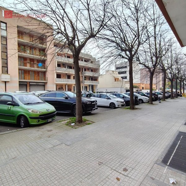 locale commerciale in vendita a Lecce in zona Partigiani