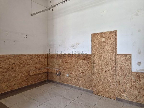 locale commerciale in vendita a Lecce in zona Rudiae