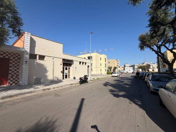 locale commerciale in vendita a Lecce in zona Santa Rosa