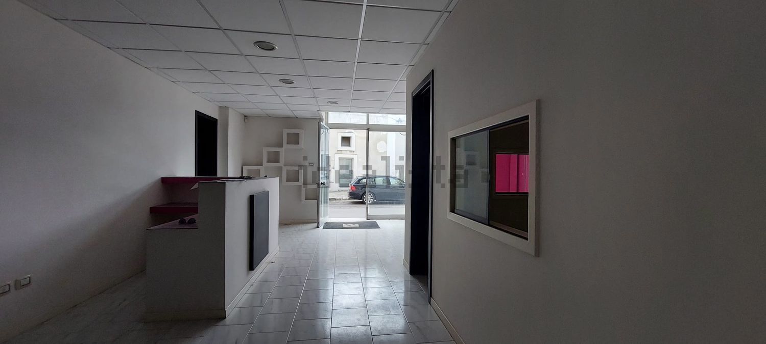 locale commerciale in vendita a Lequile