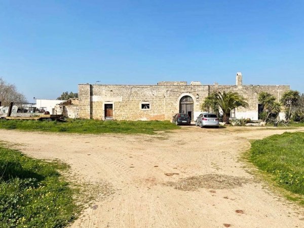 casale in vendita a Lequile