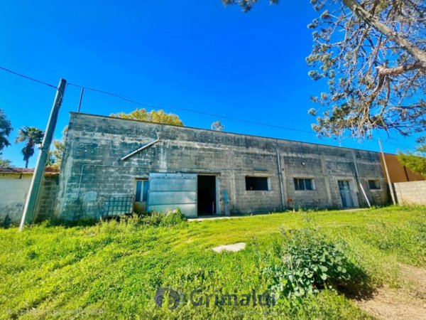 locale di sgombero in vendita a Lequile