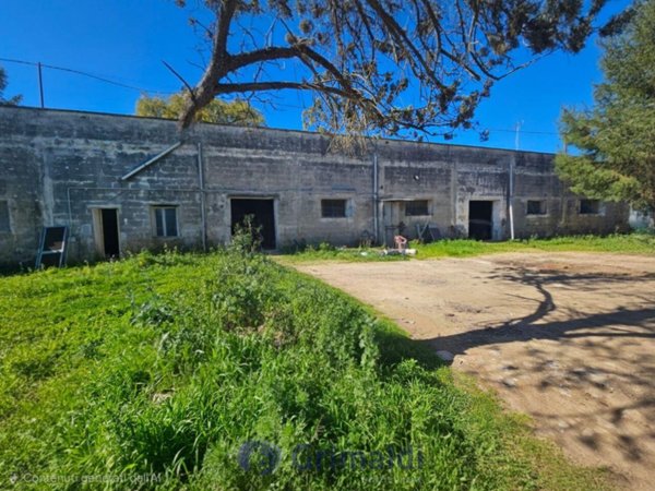 negozio in vendita a Lequile