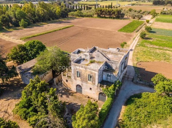 locale di sgombero in vendita a Lequile