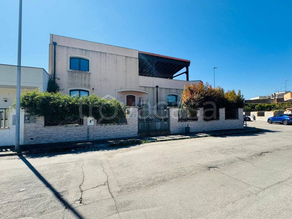 casa indipendente in vendita a Lequile in zona Dragoni