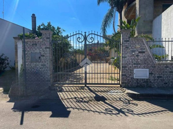 casa indipendente in vendita a Leverano