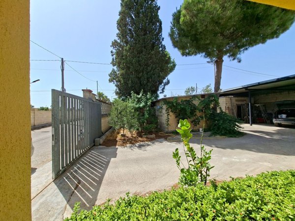 casa indipendente in vendita a Leverano
