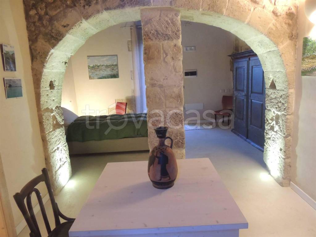 negozio in vendita a Lizzanello