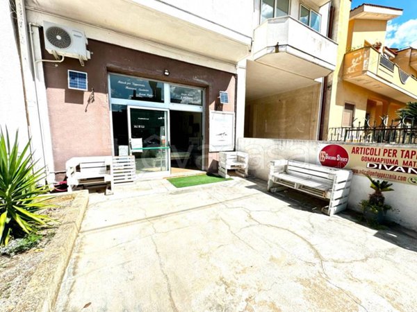 locale commerciale in vendita a Lizzanello in zona Merine