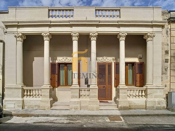 casa indipendente in vendita a Lizzanello