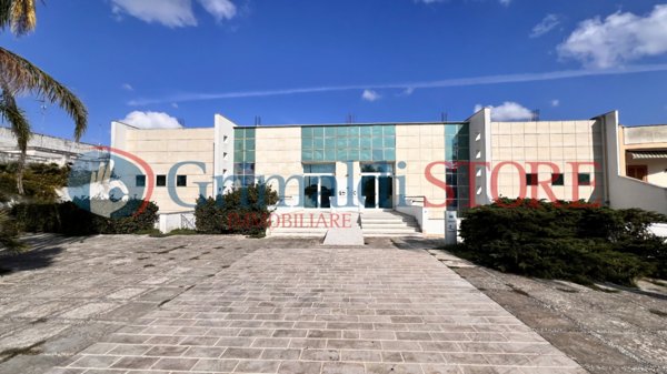 locale commerciale in vendita a Lizzanello