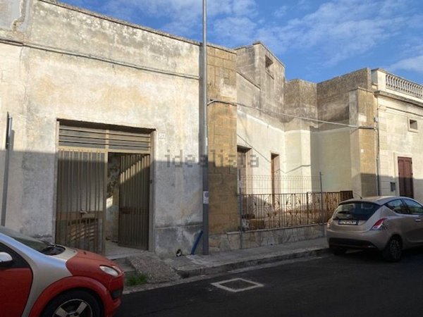 casa indipendente in vendita a Lizzanello