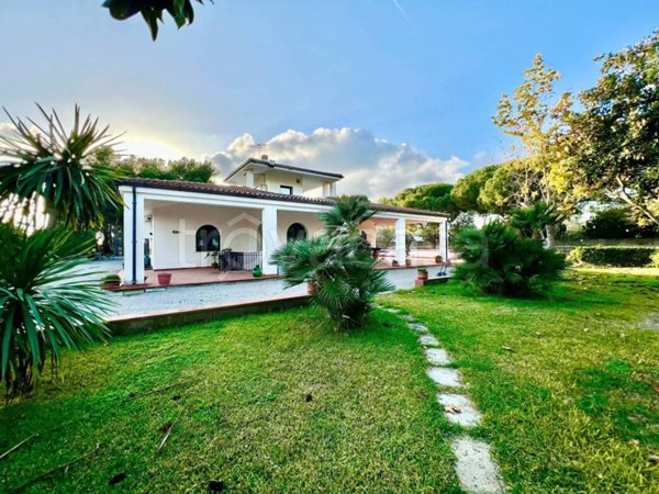 casa indipendente in vendita a Lizzanello