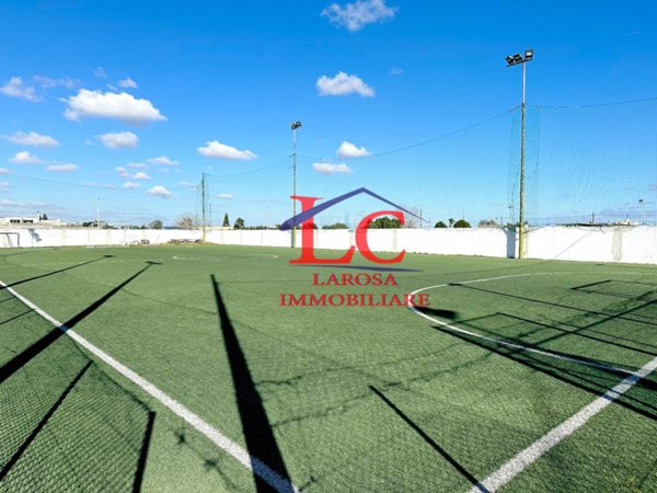 locale commerciale in vendita a Lizzanello
