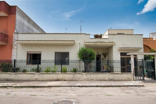 casa indipendente in vendita a Lizzanello in zona Merine