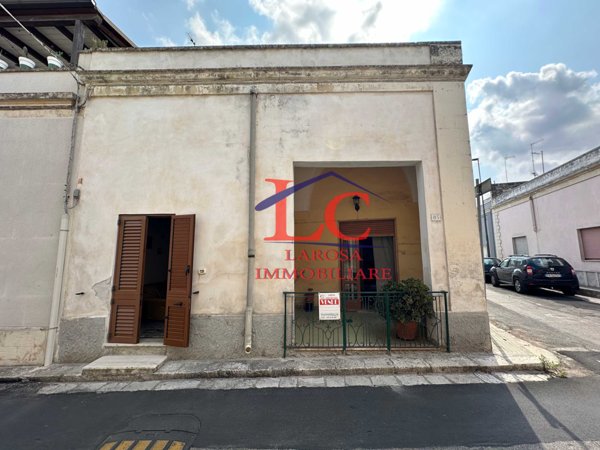 casa indipendente in vendita a Lizzanello