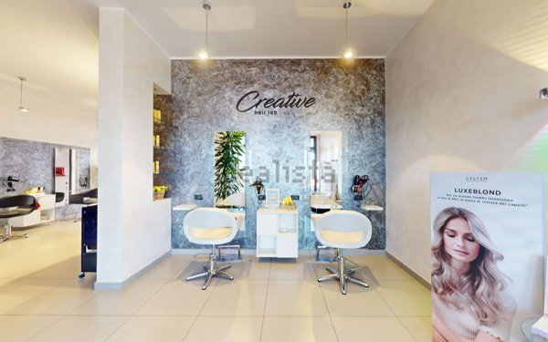 locale commerciale in vendita a Lizzanello