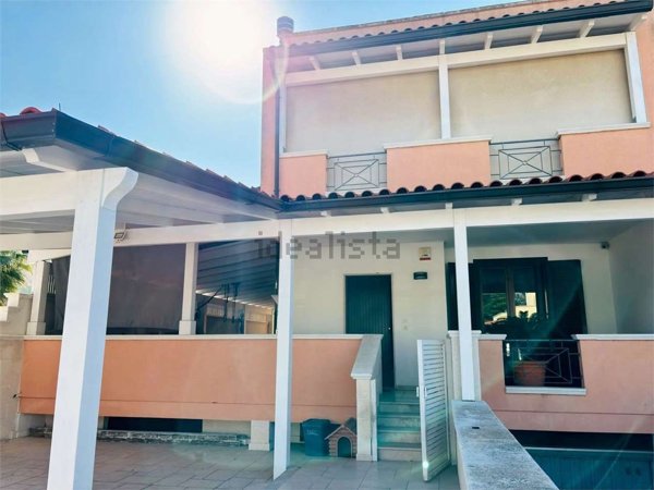 casa indipendente in vendita a Lizzanello in zona Merine