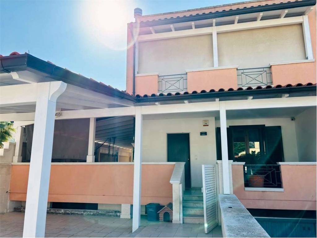casa indipendente in vendita a Lizzanello in zona Merine