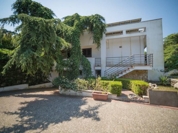 casa indipendente in vendita a Lizzanello