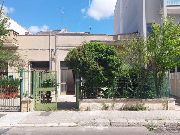 casa indipendente in vendita a Lizzanello