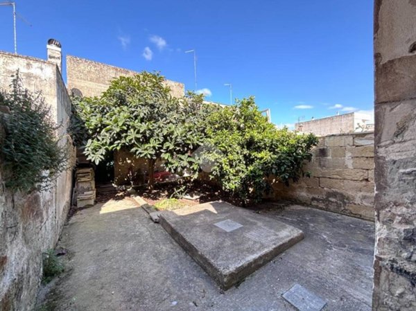 casa indipendente in vendita a Lizzanello