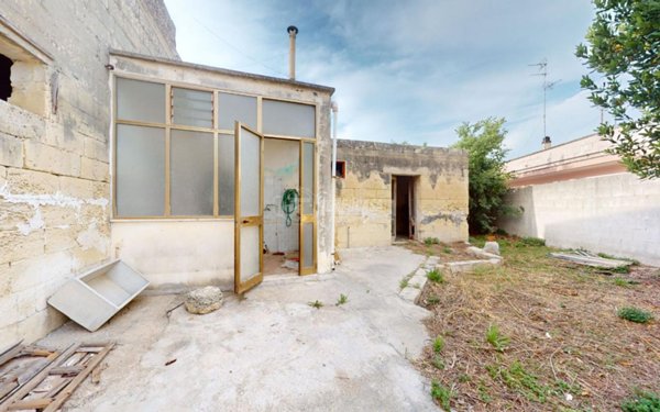 casa indipendente in vendita a Lizzanello