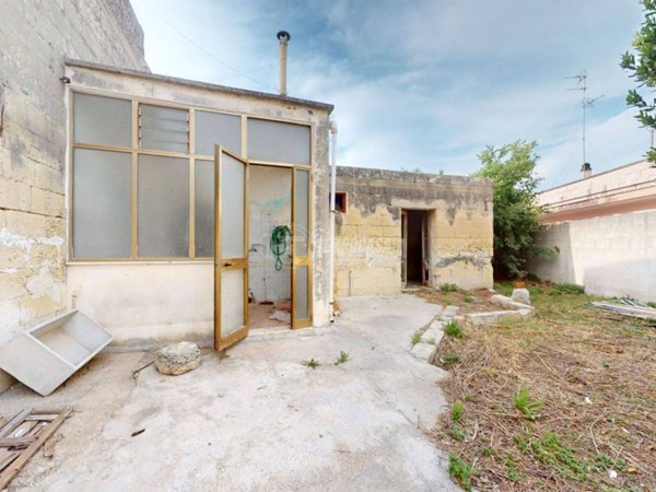 casa indipendente in vendita a Lizzanello