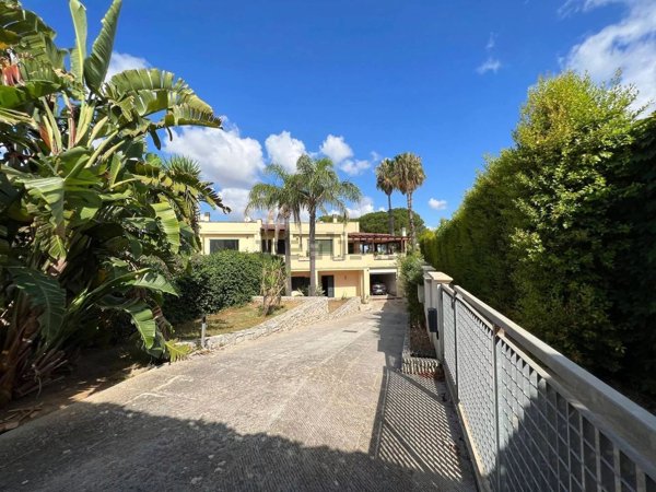 casa indipendente in vendita a Lizzanello in zona Merine