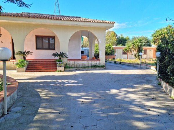 casa indipendente in vendita a Lizzanello in zona Merine