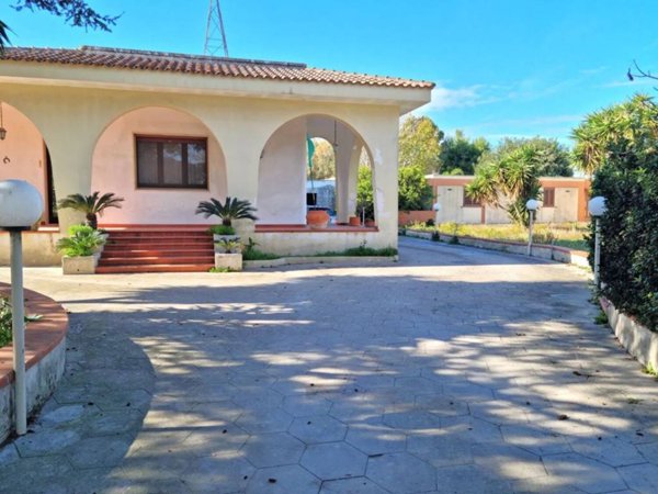 casa indipendente in vendita a Lizzanello in zona Merine