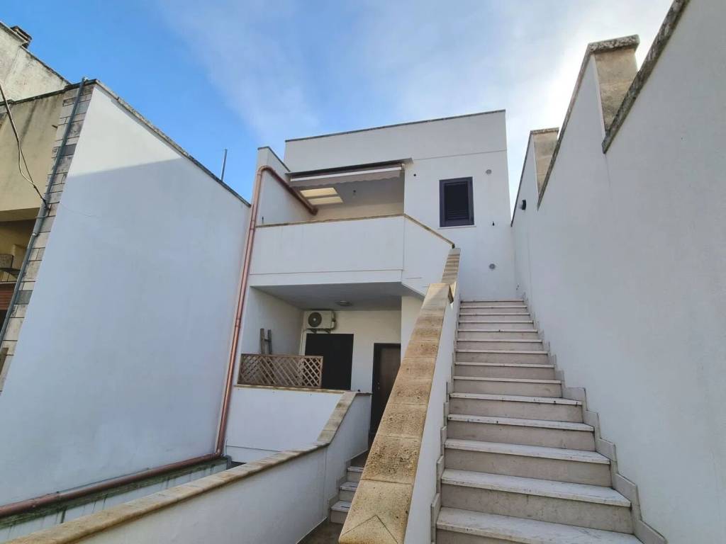 casa indipendente in vendita a Lizzanello