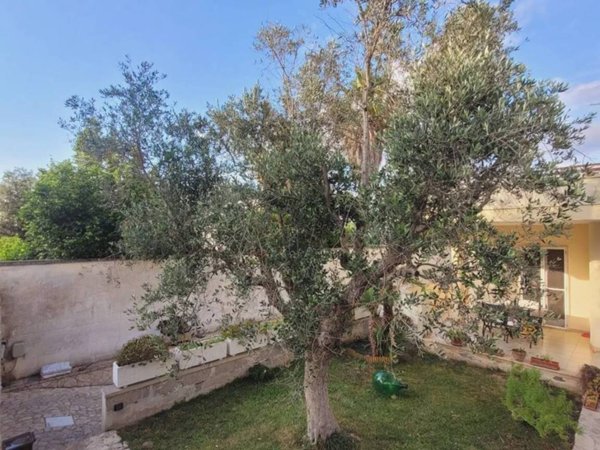 casa indipendente in vendita a Lizzanello