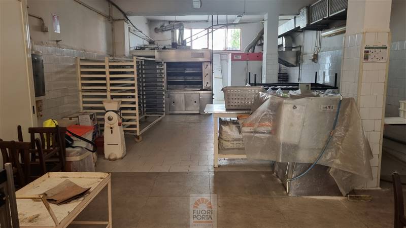 locale commerciale in vendita a Lizzanello in zona Merine