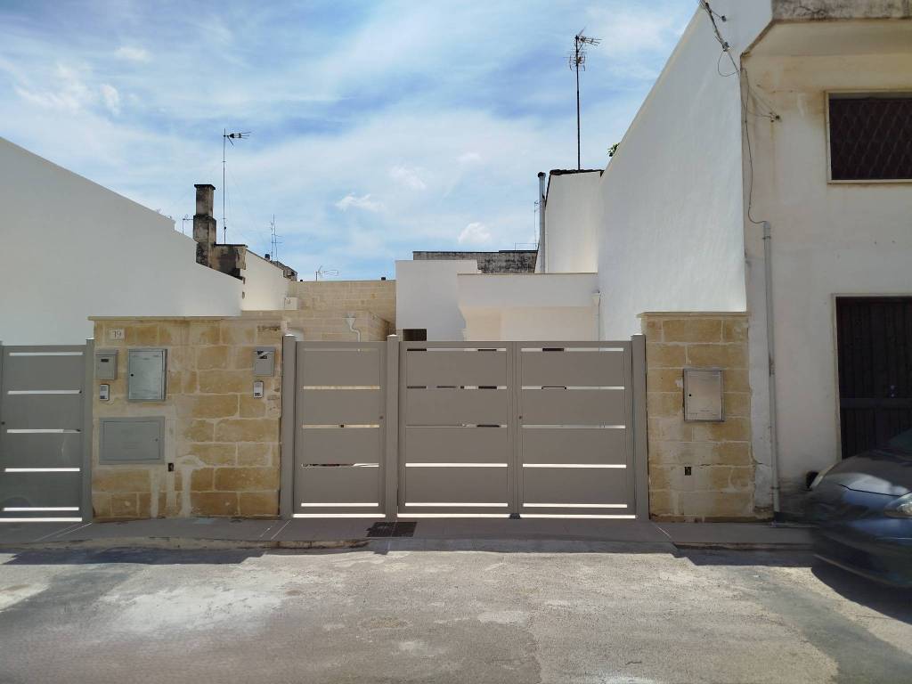casa indipendente in vendita a Lizzanello