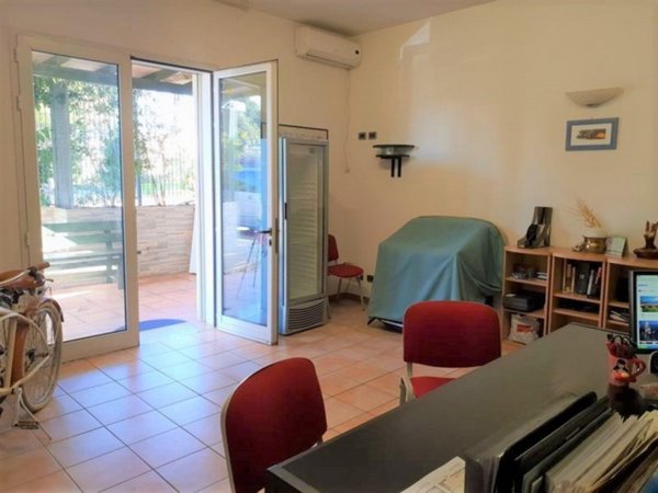 negozio in vendita a Lizzanello in zona Merine