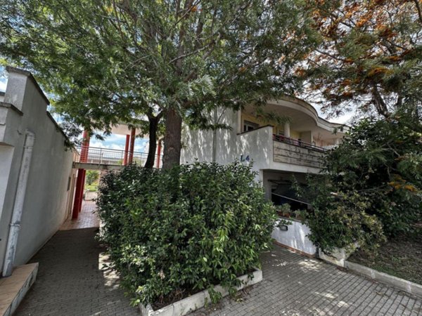 locale commerciale in vendita a Lizzanello in zona Merine